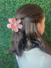 Load image into Gallery viewer, Floral Hair Claw
